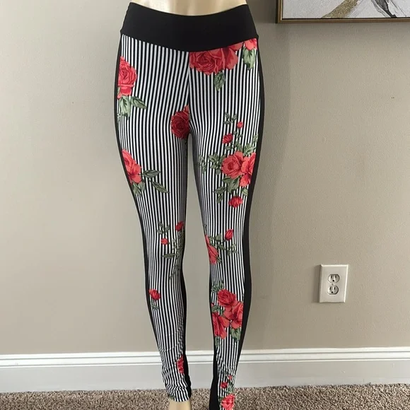 Fashion Nova- pinstripe red rose design set. - Picture 4 of 7